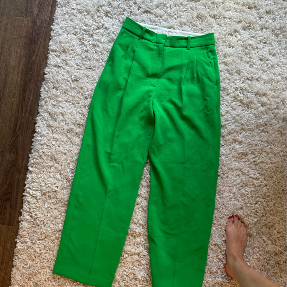 Green Aritzia Effortless pants size 10!